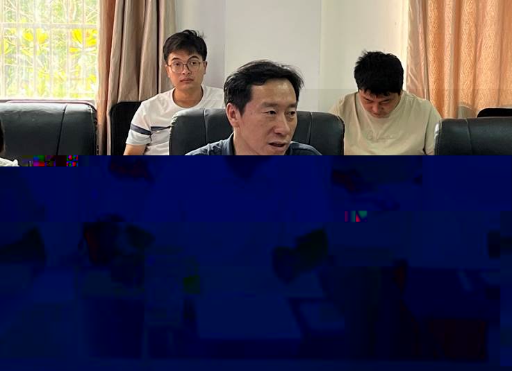 一群人坐在桌子前描述已自動生成