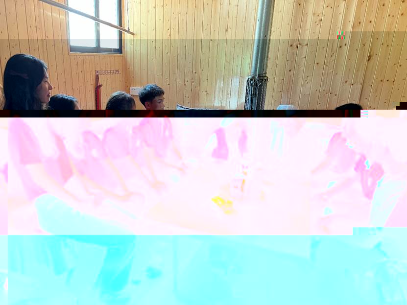 一群人坐在桌子前描述已自動生成