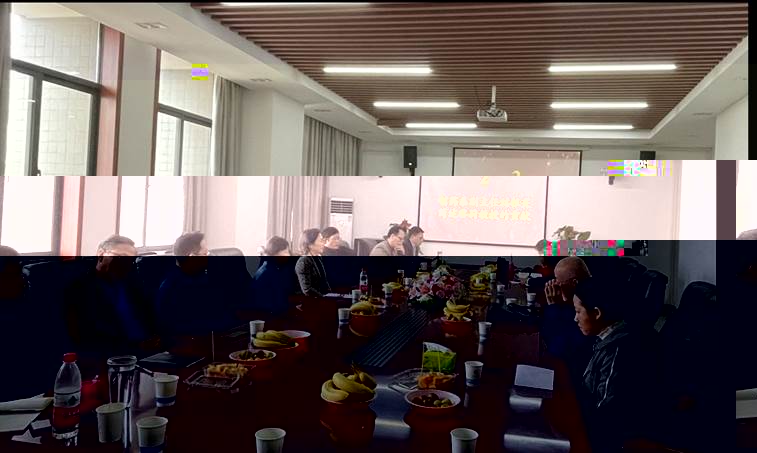 一群人在餐廳用餐描述已自動生成