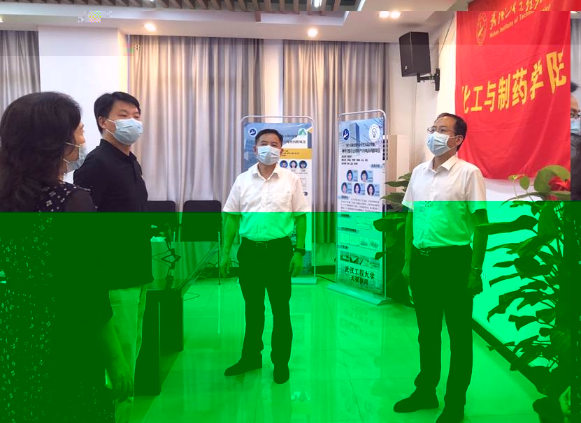 一群人站在牆邊中度可信度描述已自動生成