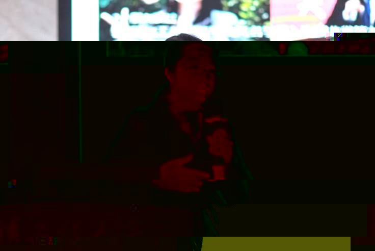 手裡拿着男人的照片上寫着字描述已自動生成