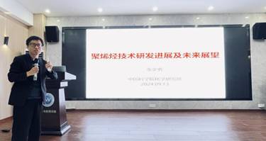 說明: 人們在看台上的人在房間裡低可信度描述已自動生成