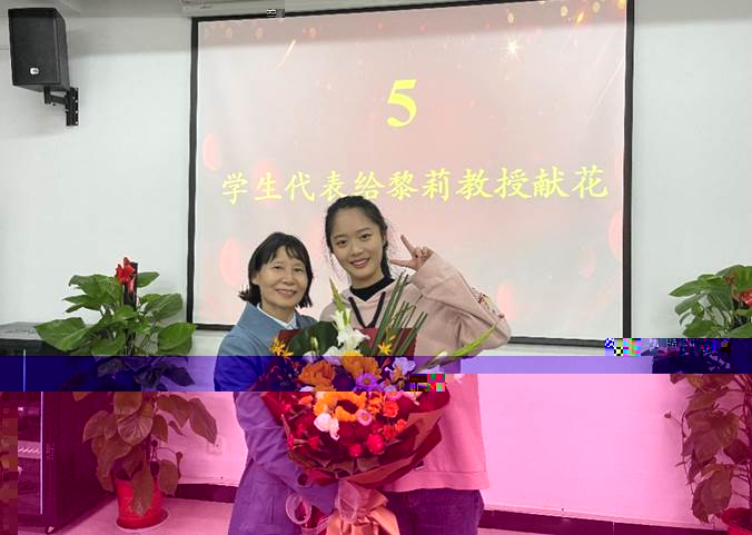 人站在花前中度可信度描述已自動生成