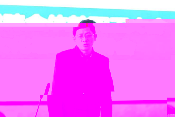 男人的照片上寫着字描述已自動生成