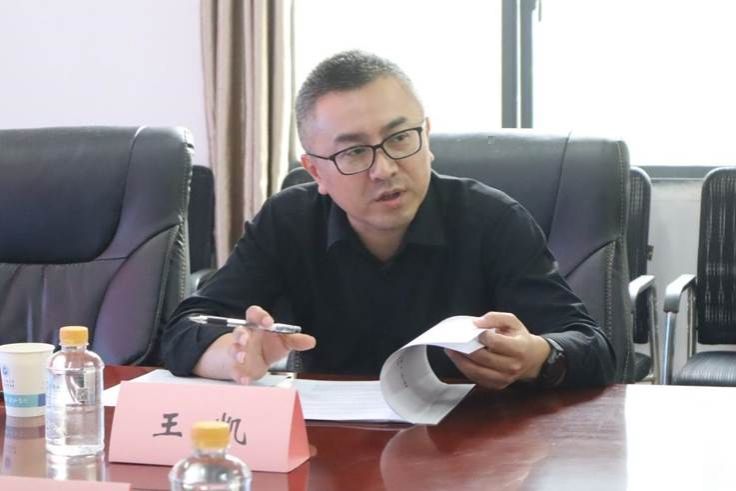 男人坐在桌子前中度可信度描述已自動生成
