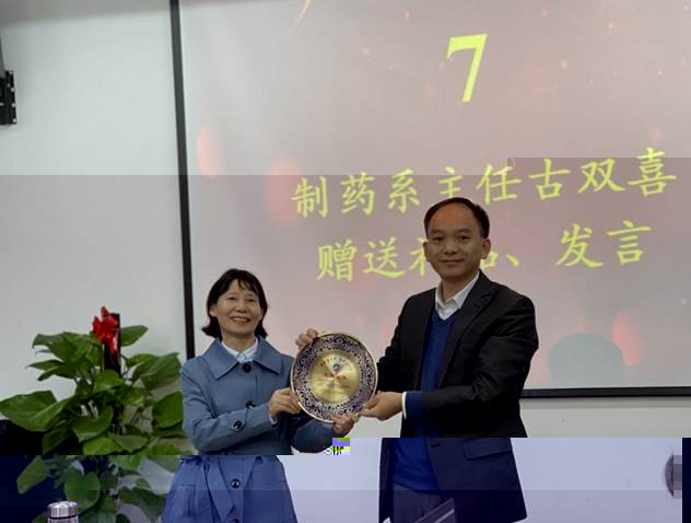 一群人站在台上中度可信度描述已自動生成