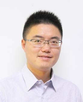 男人穿着襯衫微笑描述已自動生成 男人穿着襯衫微笑描述已自動生成