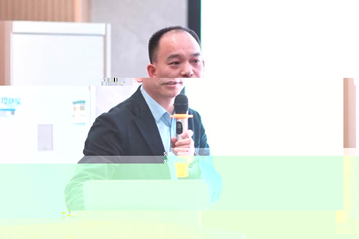 穿着西裝筆挺的男子正在演講描述已自動生成